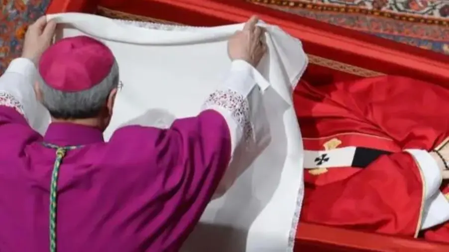 L'ultimo saluto a papa Francesco: piazza San Pietro stracolma di fedeli   