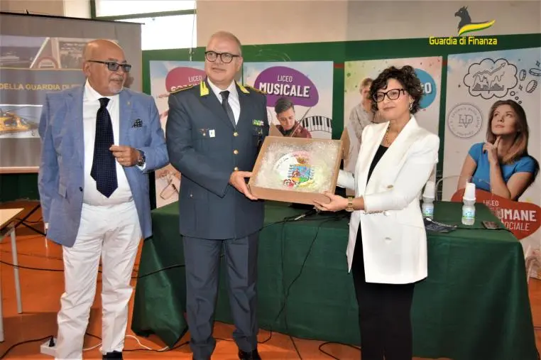 images Cosenza, la Guardia di finanza entra a scuola per diffondere la cultura della legalità