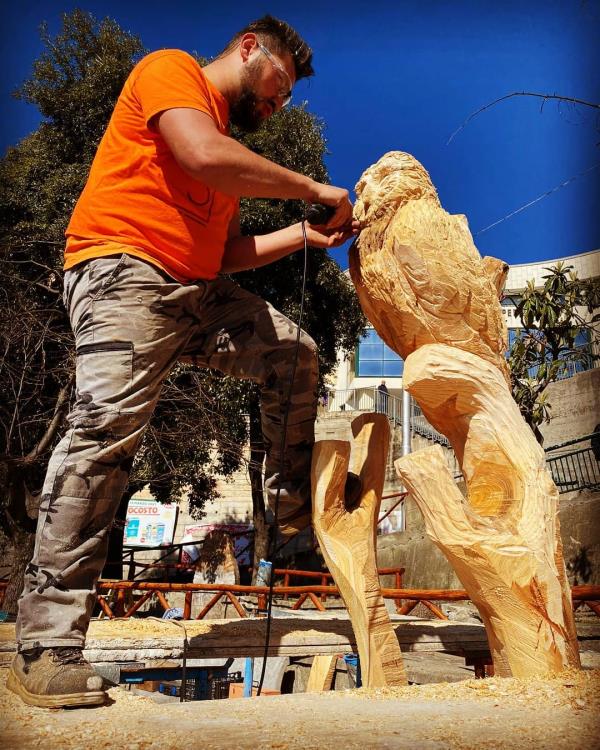 images Taverna. “Il pozzo e la civetta”: una scultura lignea dal tronco di un albero realizzata dall’artista Scalise