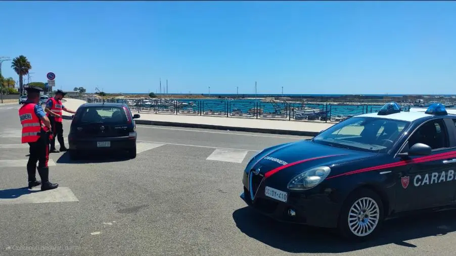 Catanzaro, oltre 150 sanzioni dai Carabinieri per cinture non allacciate e uso del cellulare alla guida