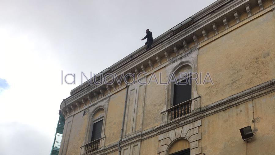 images Catanzaro, minaccia di lanciarsi nel vuoto su Corso Mazzini