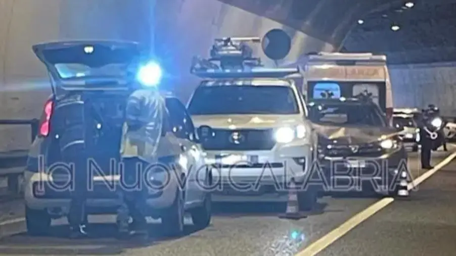Catanzaro, scontro nella galleria Sansinato: coinvolte 2 auto, traffico fermo
