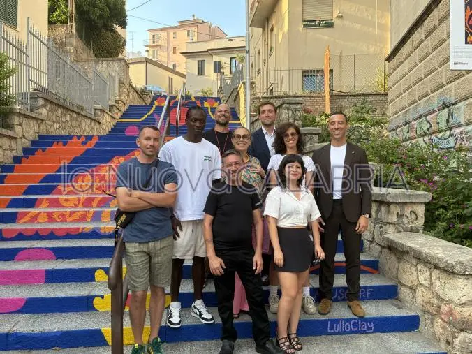 “Il Baco Tessitore”: a Catanzaro una nuova scalinata d’arte celebra libertà, femminilità e identità urbana