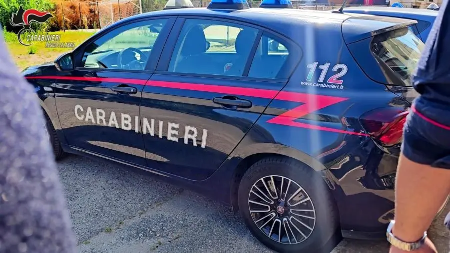 Gioia Tauro, uomo brucia rifiuti sulla spiaggia: denunciato