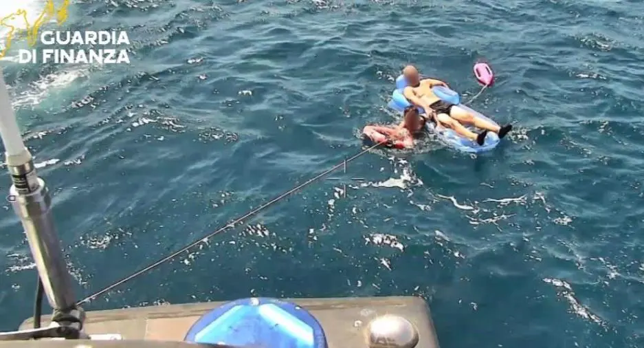 images Corigliano Rossano, si allontanano con il materassino in mare: salvati dalla Guardia di finanza 