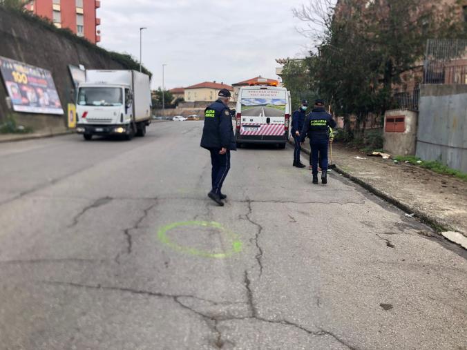 images Incidente a Cosenza, il carabiniere non è in pericolo di vita: è caccia ai quattro nella Mercedes 