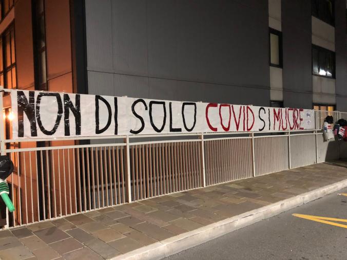 images "Non di solo Covid si muore": manichini e striscioni a Catanzaro per continuare la protesta