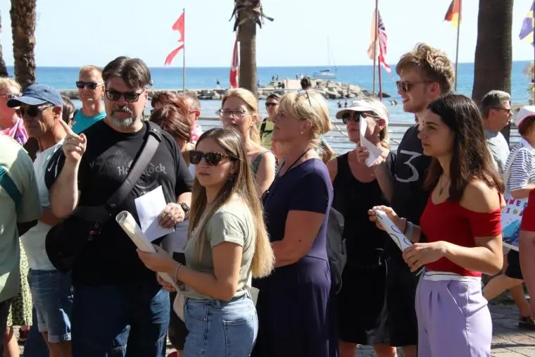 Crotone, grande accoglienza all'arrivo della nave Aida