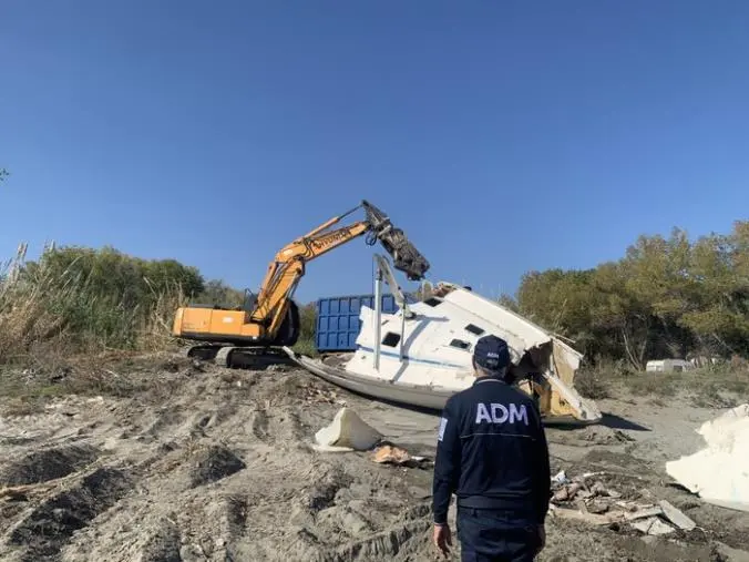 Sellia Marina, rimossa la barca del traffico migranti: smaltiti 300 natanti in 4 anni