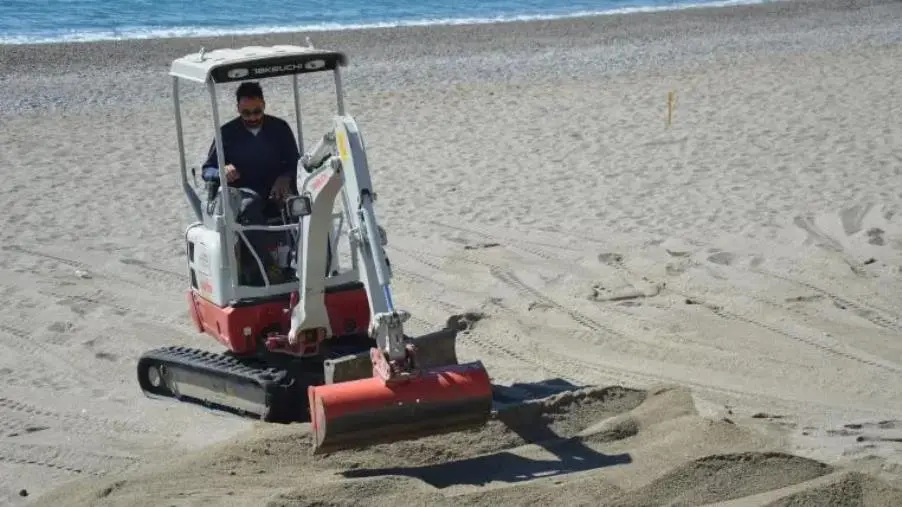 Catanzaro, al via le operazioni di pulizia e preparazione della spiaggia 