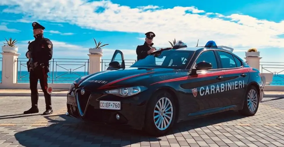 Danneggiano arredi di un bar per poi aggredire i carabinieri, due arresti nel Crotonese