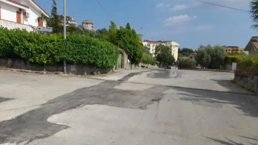 Catanzaro, la segnalazione di un cittadino: "Perdite d'acqua in via Barlaam da Seminara e via Torcia"