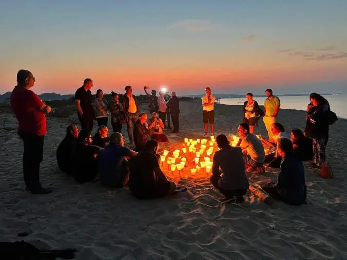 Naufragio Cutro, 94 candele sulla spiaggia in memoria delle vittime