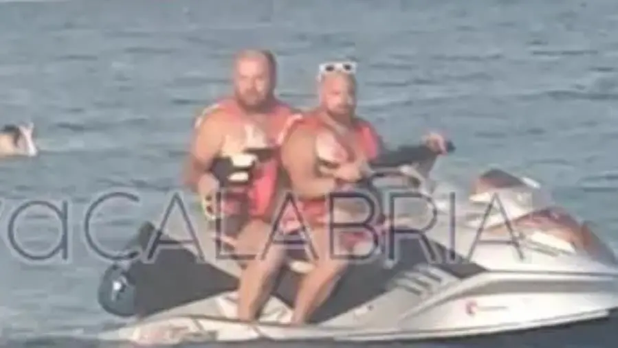 images Tragedia sfiorata nel mare di Sellia Marina: barca affonda, giovani salvati e sotto shock 
