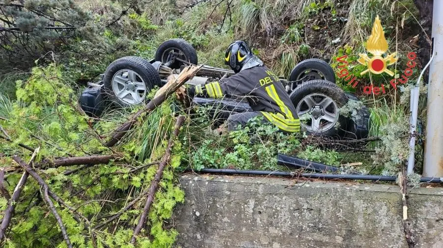 Catanzaro, perde il controllo dell'auto su Viale dei Filippis: 2 donne ferite