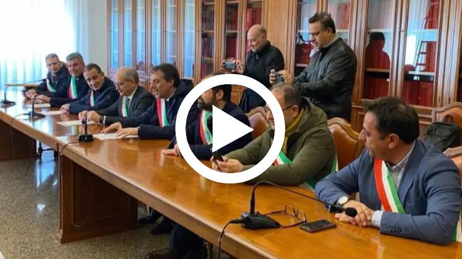 Autonomia differenziata, i sindaci calabresi scendono in piazza a Catanzaro (VIDEO)