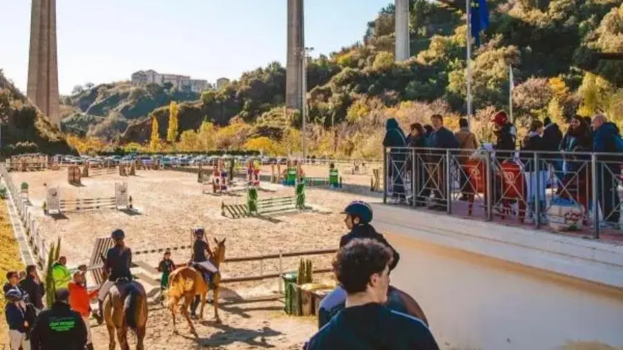 La Valle dei Mulini si trasforma: cavalli, arte e musica per una giornata fuori dal tempo