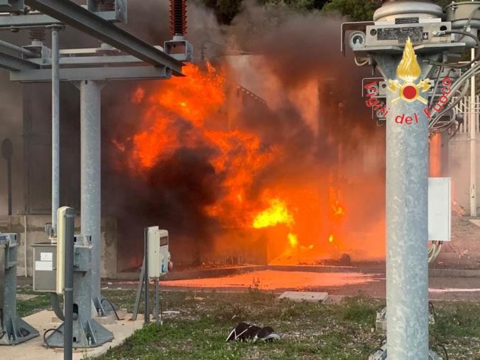 images Incendio ad una pala eolica a San Sostene: fiamme spente dopo 8 ore 