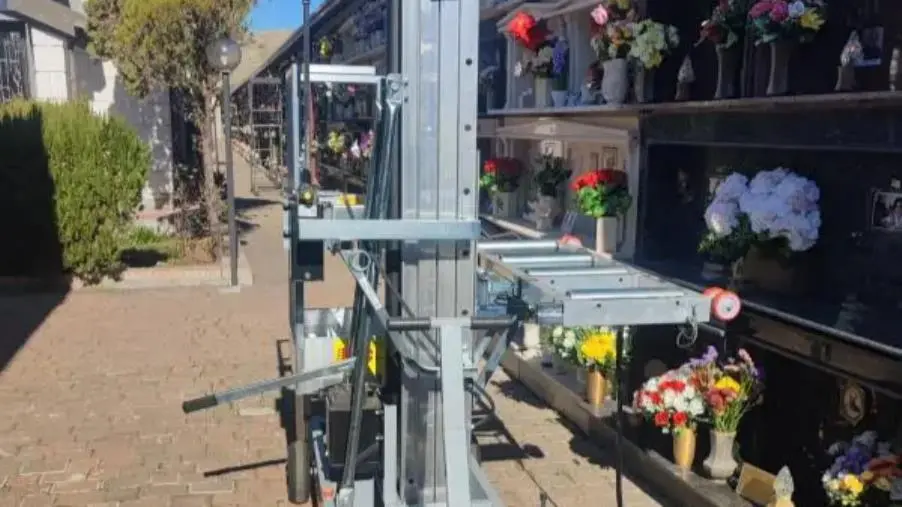 Un carrello elevatore per il cimitero di Botricello, Puccio: "Segno di civiltà"