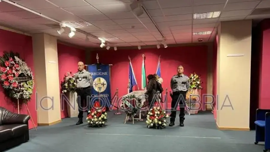 L’ultimo saluto a Giuseppe Chiaravalloti: commozione e ricordi per una figura simbolo della Calabria