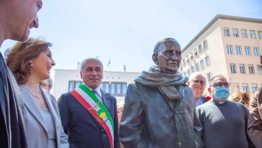 images Lo “sfratto” della statua di Mancini a Cosenza, Dragone: “Fondazione la collochi in uno spazio privato”