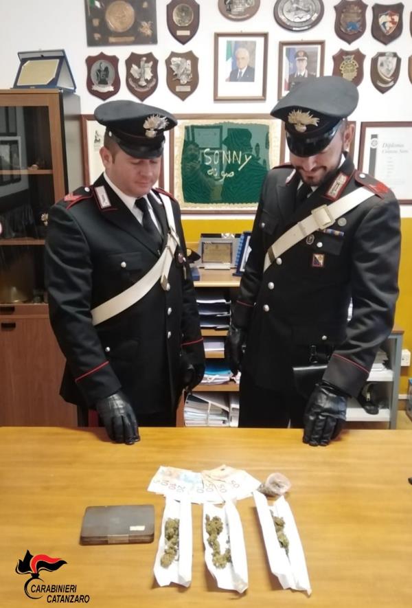 Spacciava droga nel suo autolavaggio, trentasettenne finisce ai domiciliari