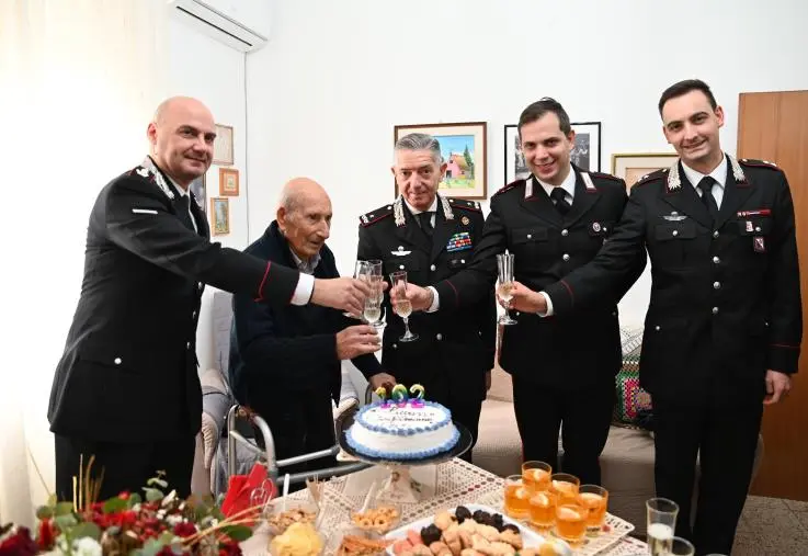 I Carabinieri festeggiano a Marcellinara il 102° compleanno dell'appuntato Pasquale Caiola