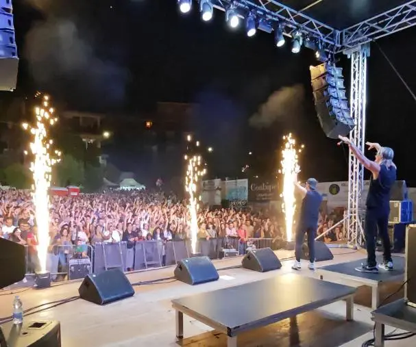 Festa nel quartiere Siano 2025, successo di pubblico con i Gemelli DiVersi 