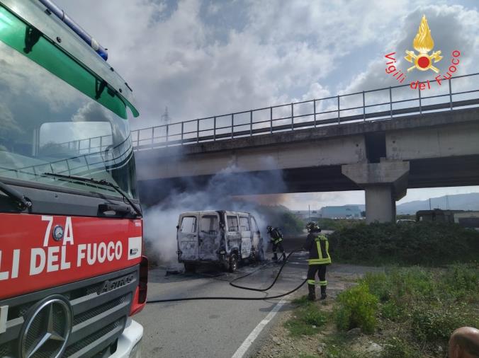 images Lamezia, furgone in fiamme nella zona Ex Sir: illeso il conducente
