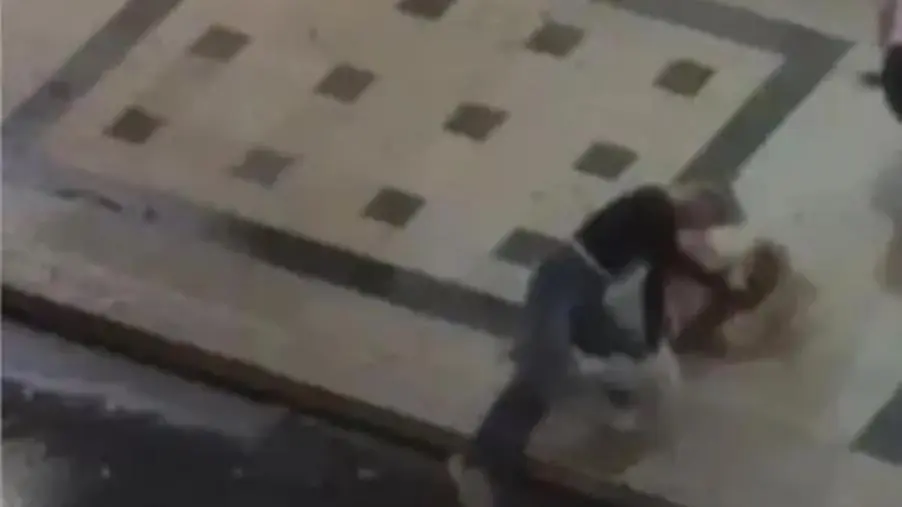 Rissa tra adolescenti a Rossano in pieno centro, video della scena diventa virale