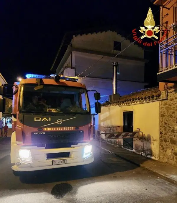 images Crolla il tetto di un’abitazione nel Crotonese: ferita una donna