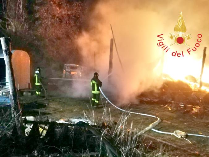 images San Vito sullo Ionio, incendio in un fienile: macchinari e materiale distrutti (VIDEO)