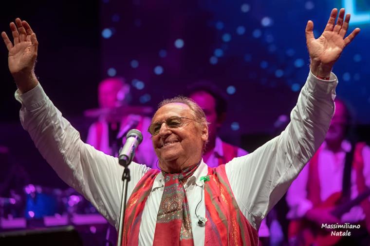 images Standing ovation e premio del festival “Fatti di musica” ai “miti dello spettacolo” per  Renzo Arbore a Diamante