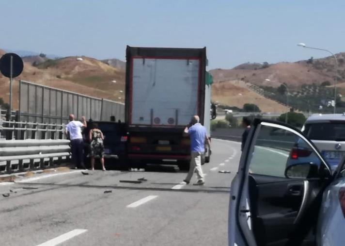 images Catanzaro, incidente sulla nuova 106: auto "schiacciata" nel tentativo di sorpasso