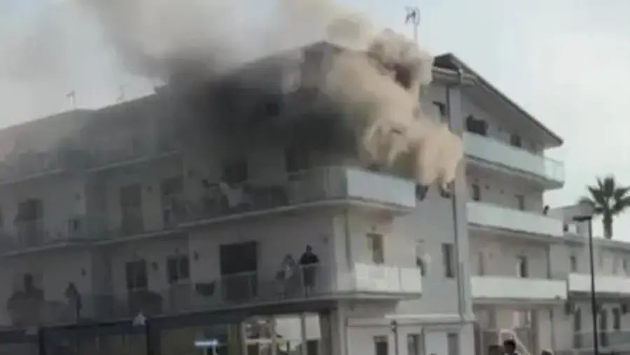 Fiamme nell'hotel Marechiaro nel Cosentino, evacuati i 98 ospiti: in 30 affidati al Suem 118