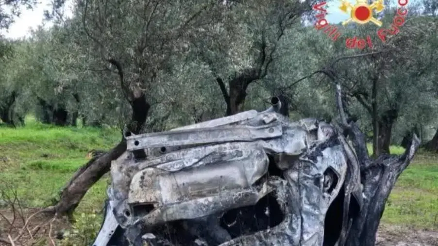 Tragedia nel Catanzarese, si indaga per omicidio stradale: giallo su chi guidava