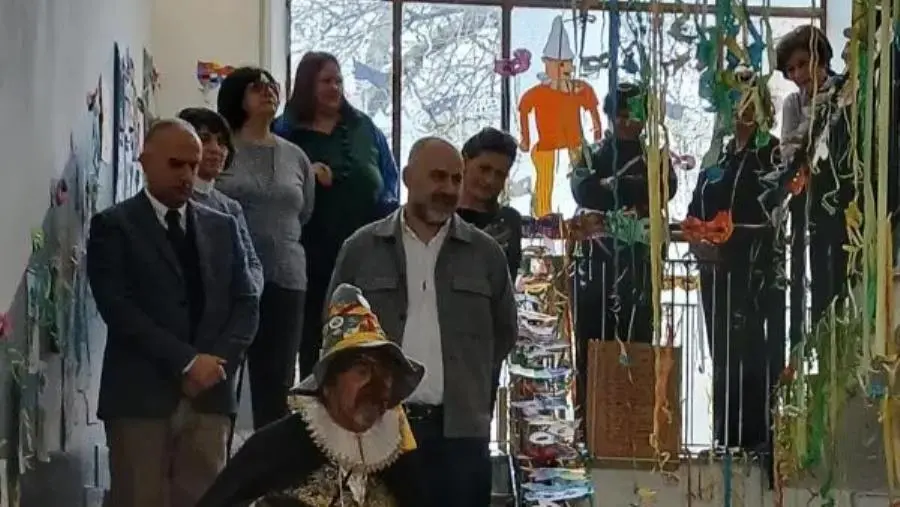 images Giangurgolo in visita ai plessi “Campanella” e “Manzoni”: un viaggio tra storia, tradizione e divertimento