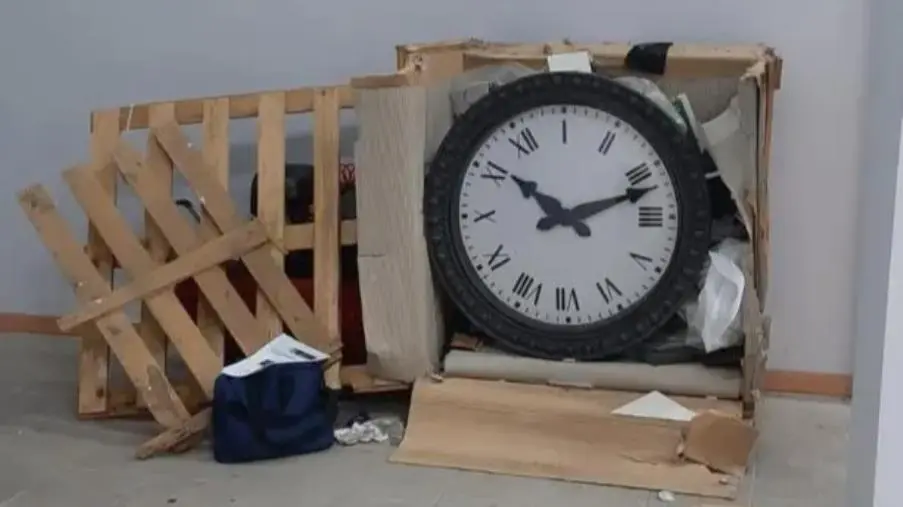 Catanzaro, l'orologio del San Carlino "dimenticato" in una gabbia di legno nel Politeama 