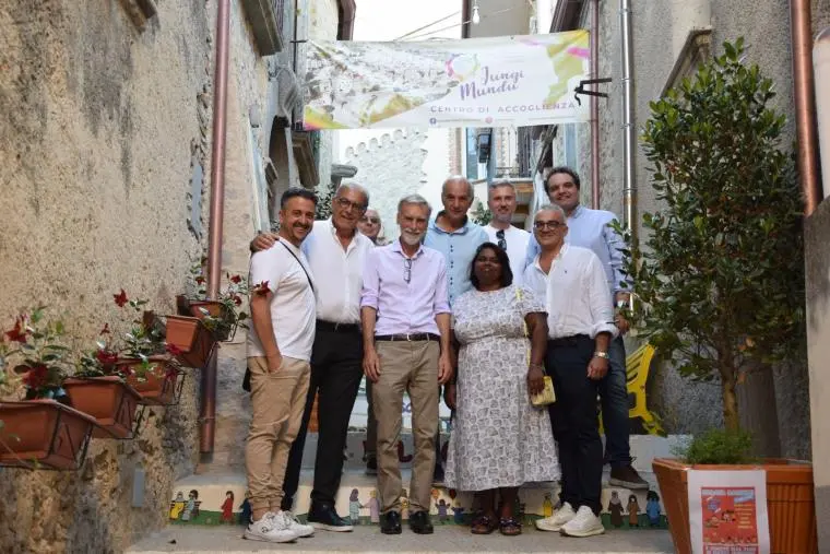 Camini, il senatore Delrio in visita al borgo dell’accoglienza e della rigenerazione urbana