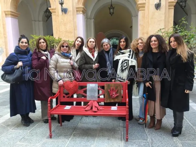 images Celebrazioni 8 marzo, una panchina rossa installata al Comune di Catanzaro