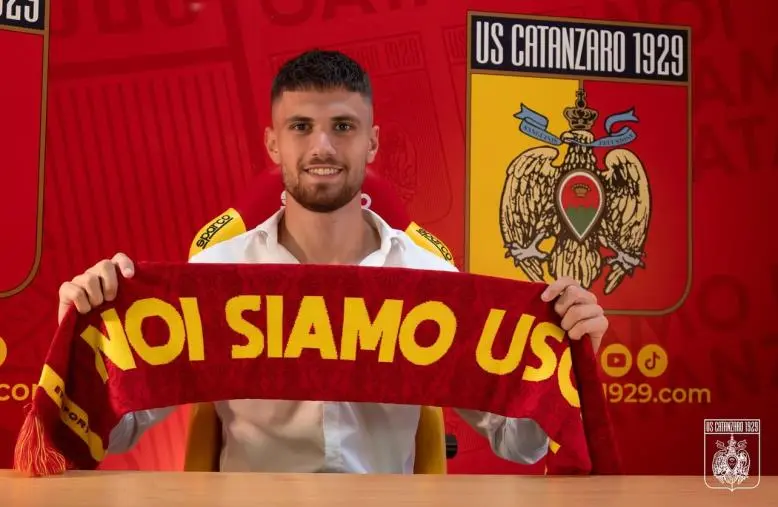 Ervin Bashi è un nuovo calciatore del Catanzaro: “Non vedo l’ora di scendere in campo”