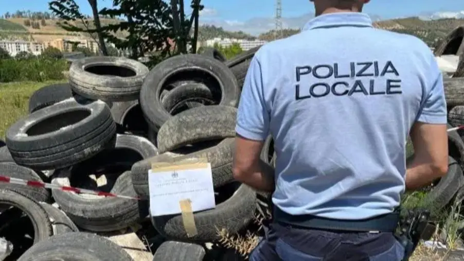 images Catanzaro, sequestrate due discariche abusive: rifiuti tossici e pneumatici vicino le case