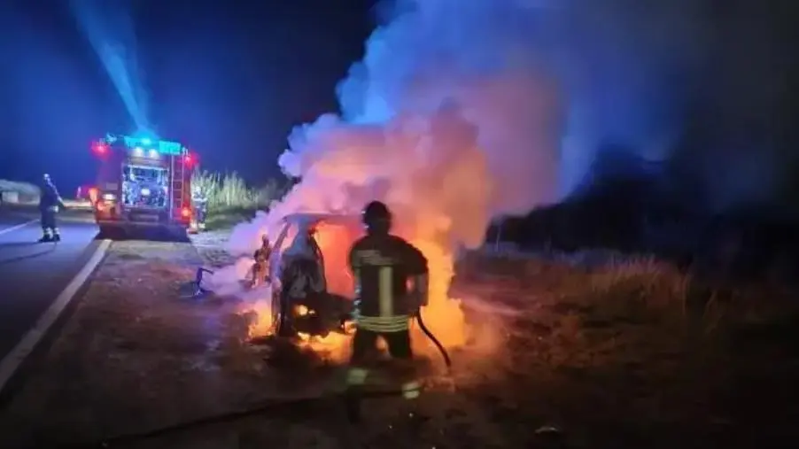 Autovetture in fiamme nel Crotonese, doppio intervento dei vigili del fuoco