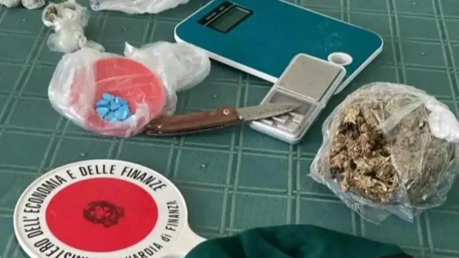 Alla stazione di Lamezia con 140 grammi di marijuana nello zaino, arrestato 