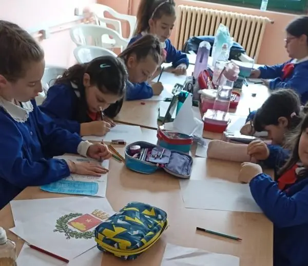 Gli alunni di Rogliano diventano piccoli scrittori con il progetto “Sorrisi al vento”