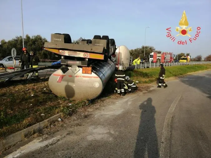 images Rossano, autocarro per il trasporto carburante si ribalta: ferito il conducente