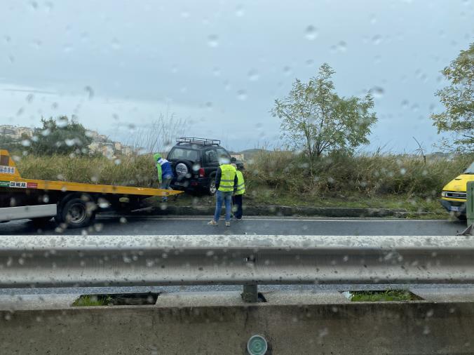 Catanzaro. Un’auto va fuori strada su viale De Filippis: traffico rallentato 