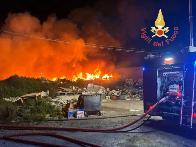 Catanzaro, in fiamme una discarica abusiva in prossimità del campo rom a via Lucrezia della Valle 