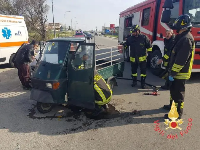 Catanzaro, incidente tra un motocarro e un'auto nel quartiere Lido: un ferito 