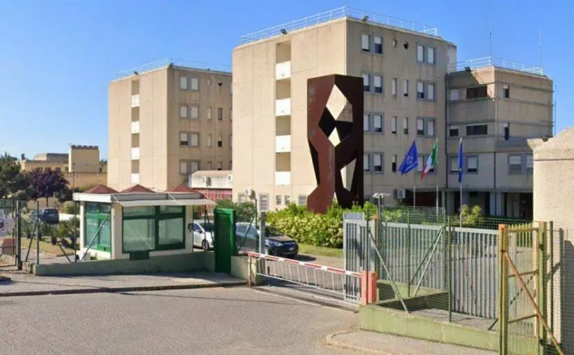 Ancora sequestri di telefonini negli istituti carcerari calabresi: operazioni a Paola e Rossano
